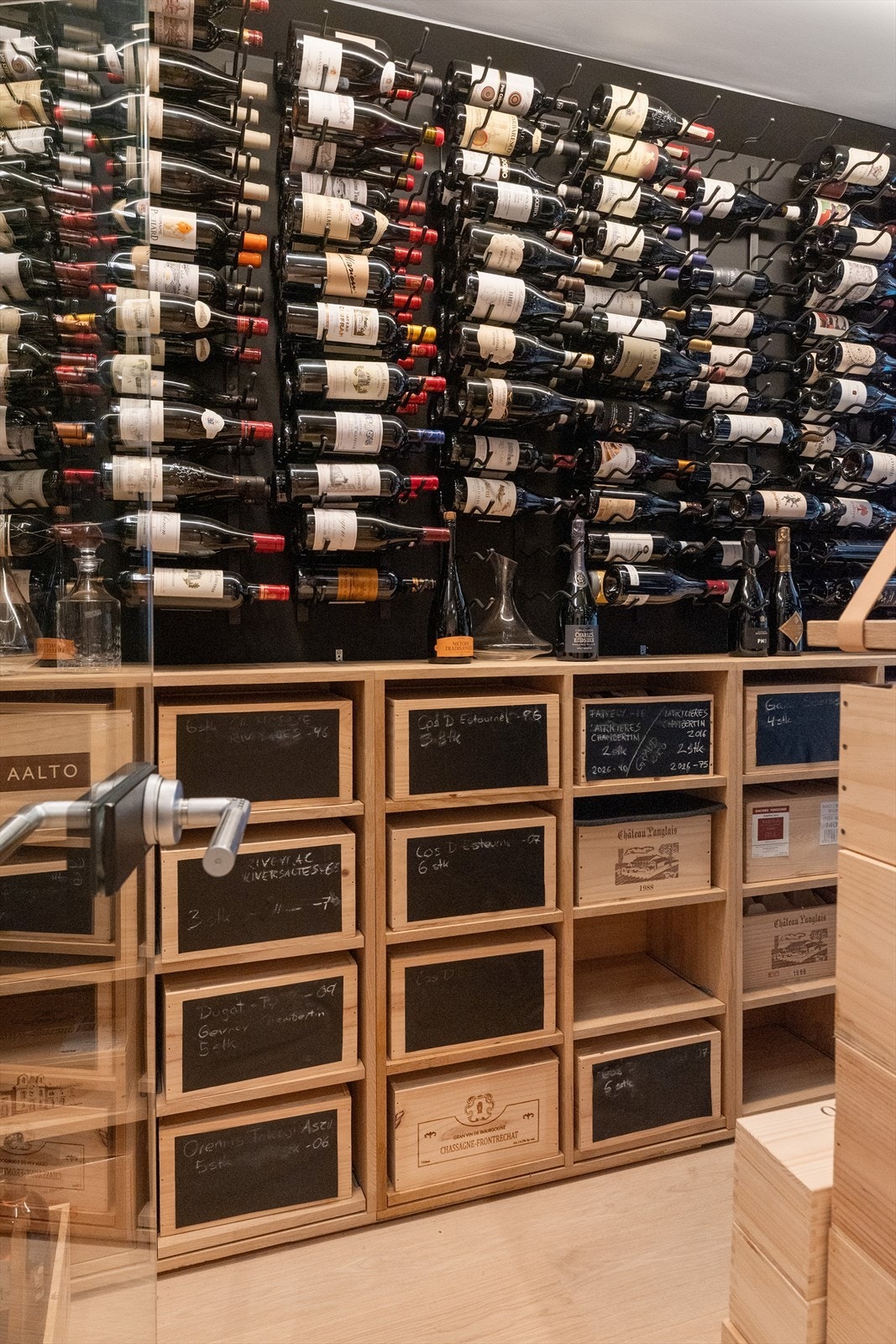 Vinrommet er innredet for optimal oppbevaring og presentasjon av vinsamlingen. Galleribilde