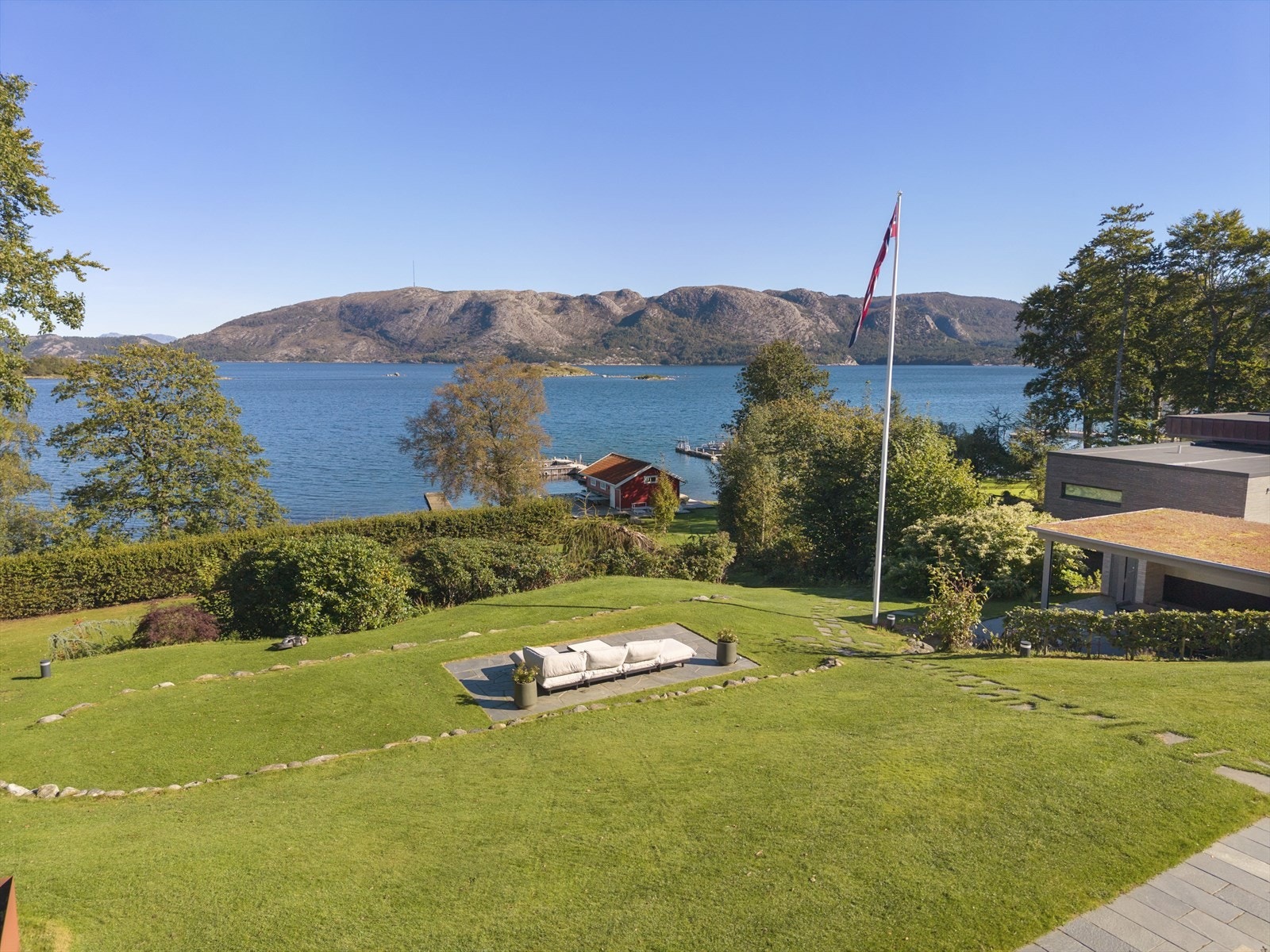 Fra hagen er det en storslått utsikt over Gandsfjorden. Galleribilde