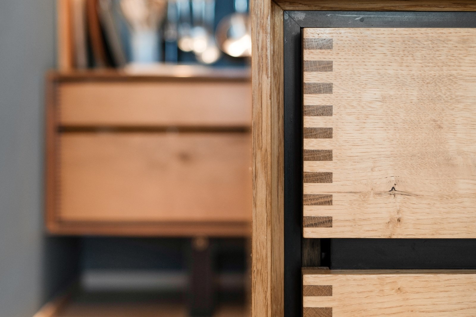 Håndverket er synlig i detaljene, som de elegante svalehaleskjøtene i skuffene. Galleribilde