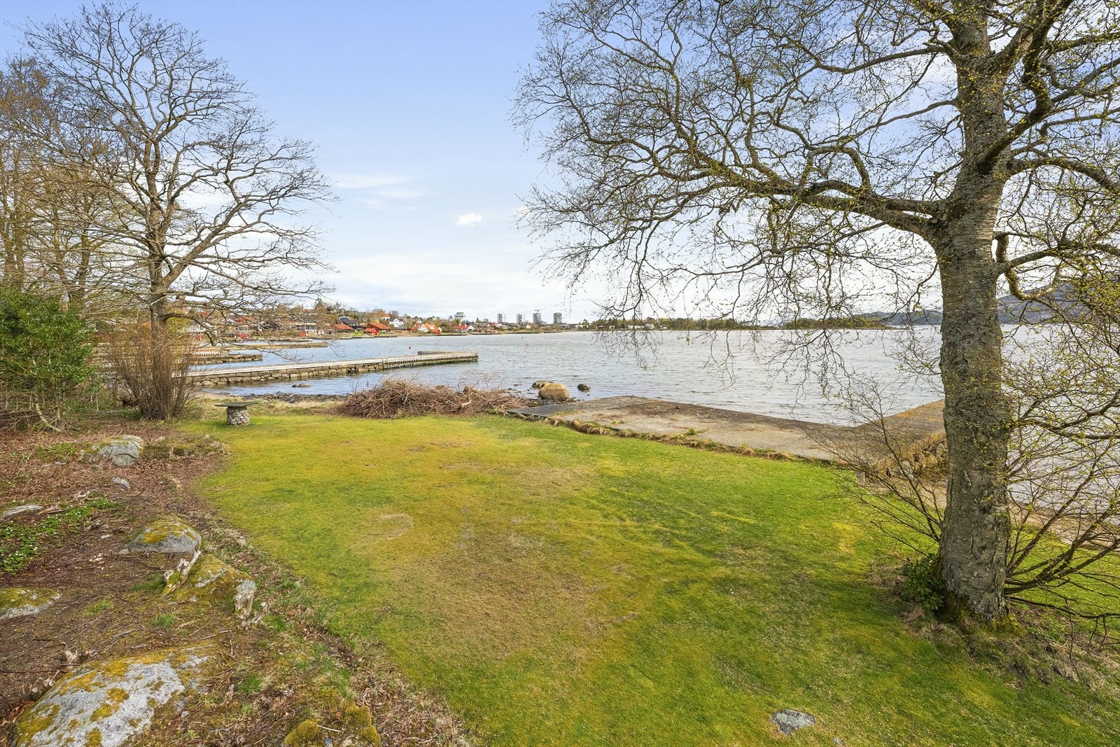 Tomten skråner slakt ned mot sjøen og gir en naturlig overgang til strandsonen. Galleribilde