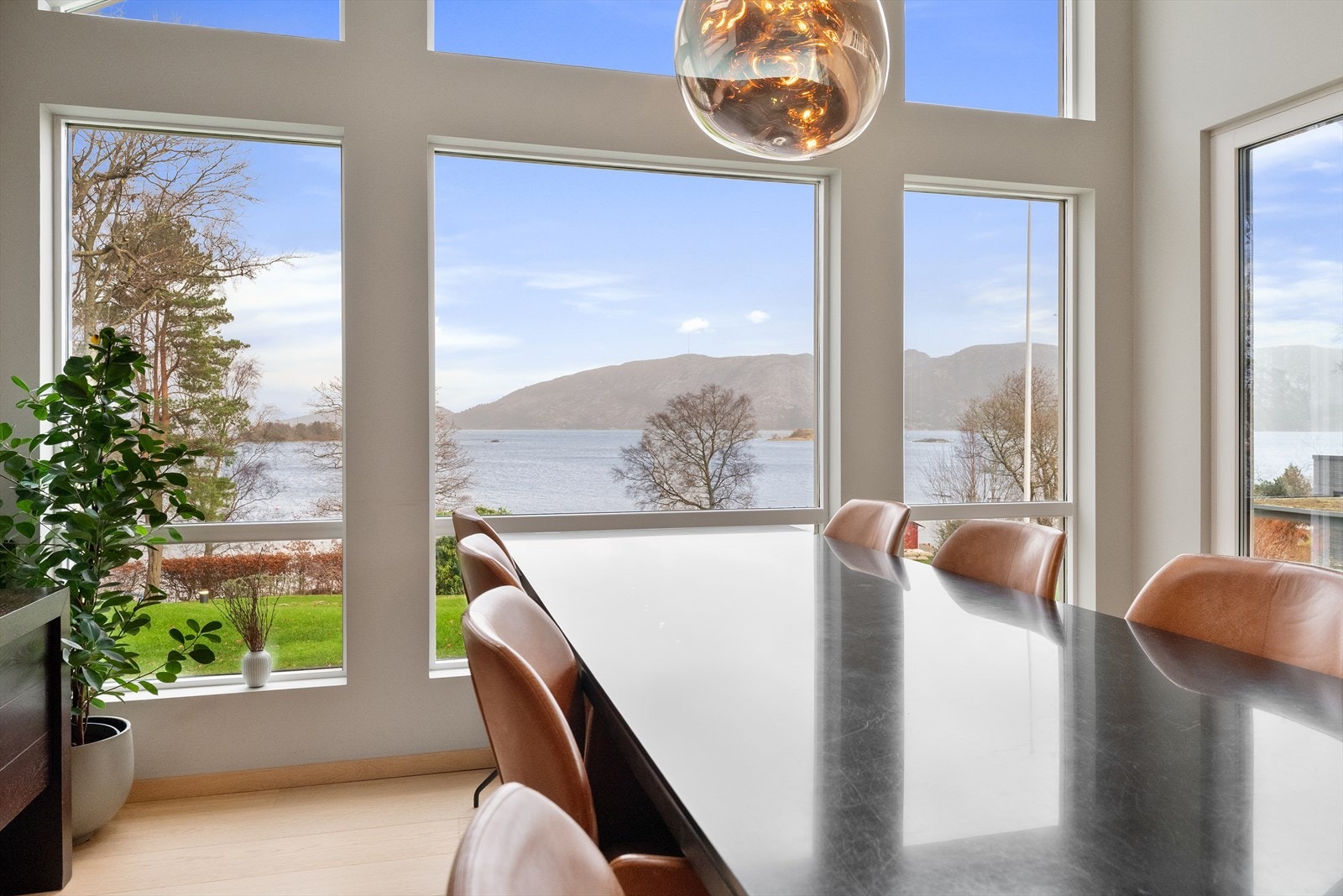 De store vindusflatene, skiftet i 2018, gir en panoramisk opplevelse av hagen og fjorden utenfor. Galleribilde