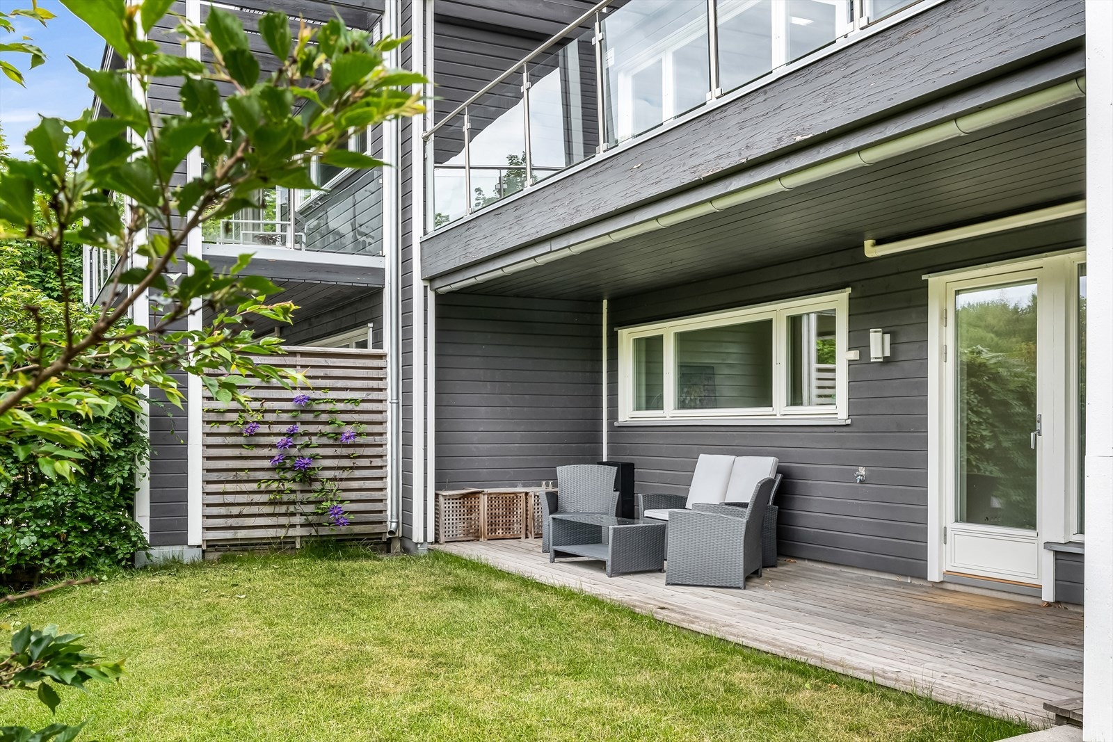 Terrasse og hageflekk med enkel adkomst fra u.etg. Galleribilde
