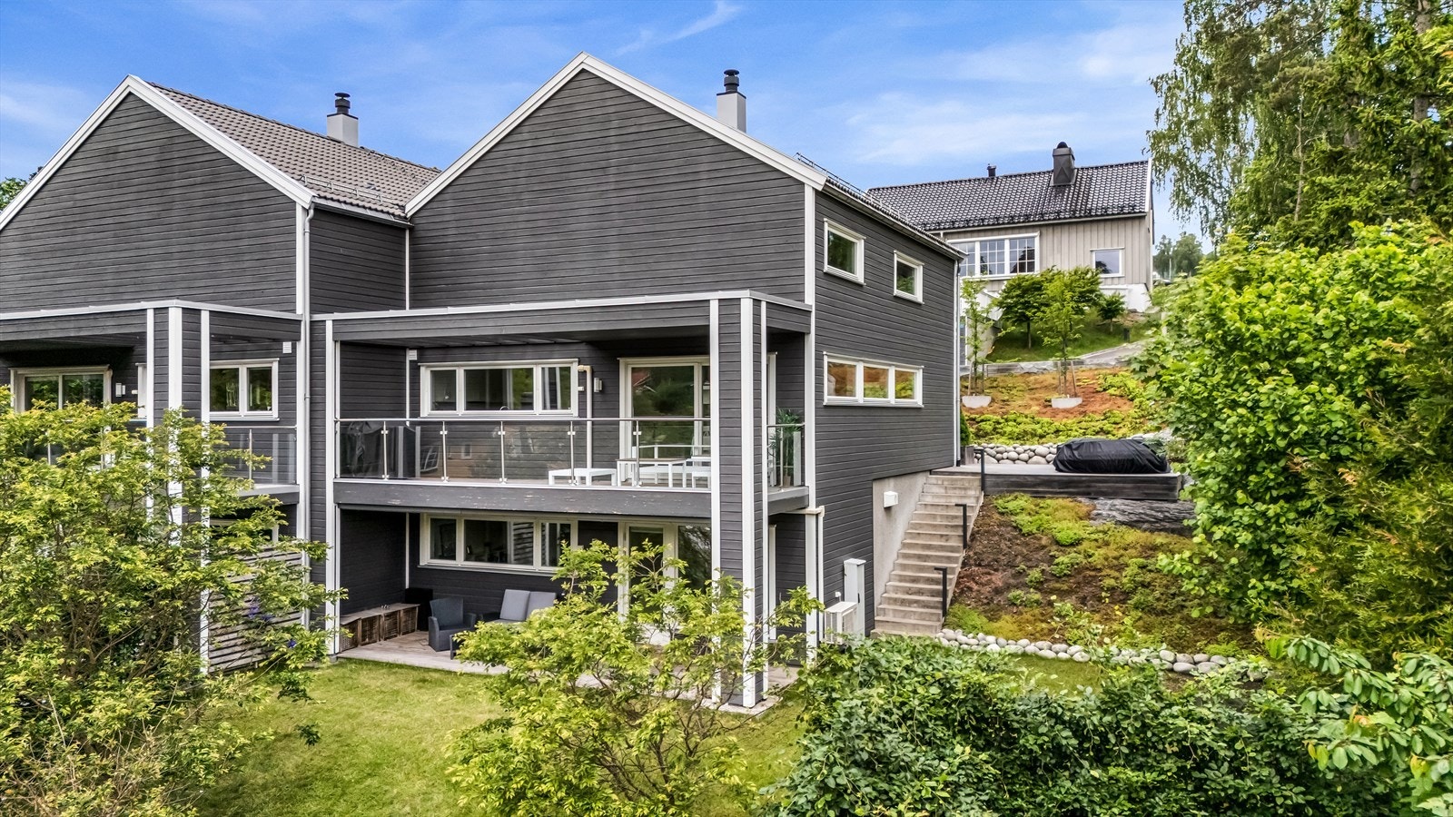 Velkommen til Solbergveien 36B presentert av Kristoffer Stormfelt v/ Aktiv Eiendomsmegling Bærum.
Fotograf: Håvard Rognli. Galleribilde