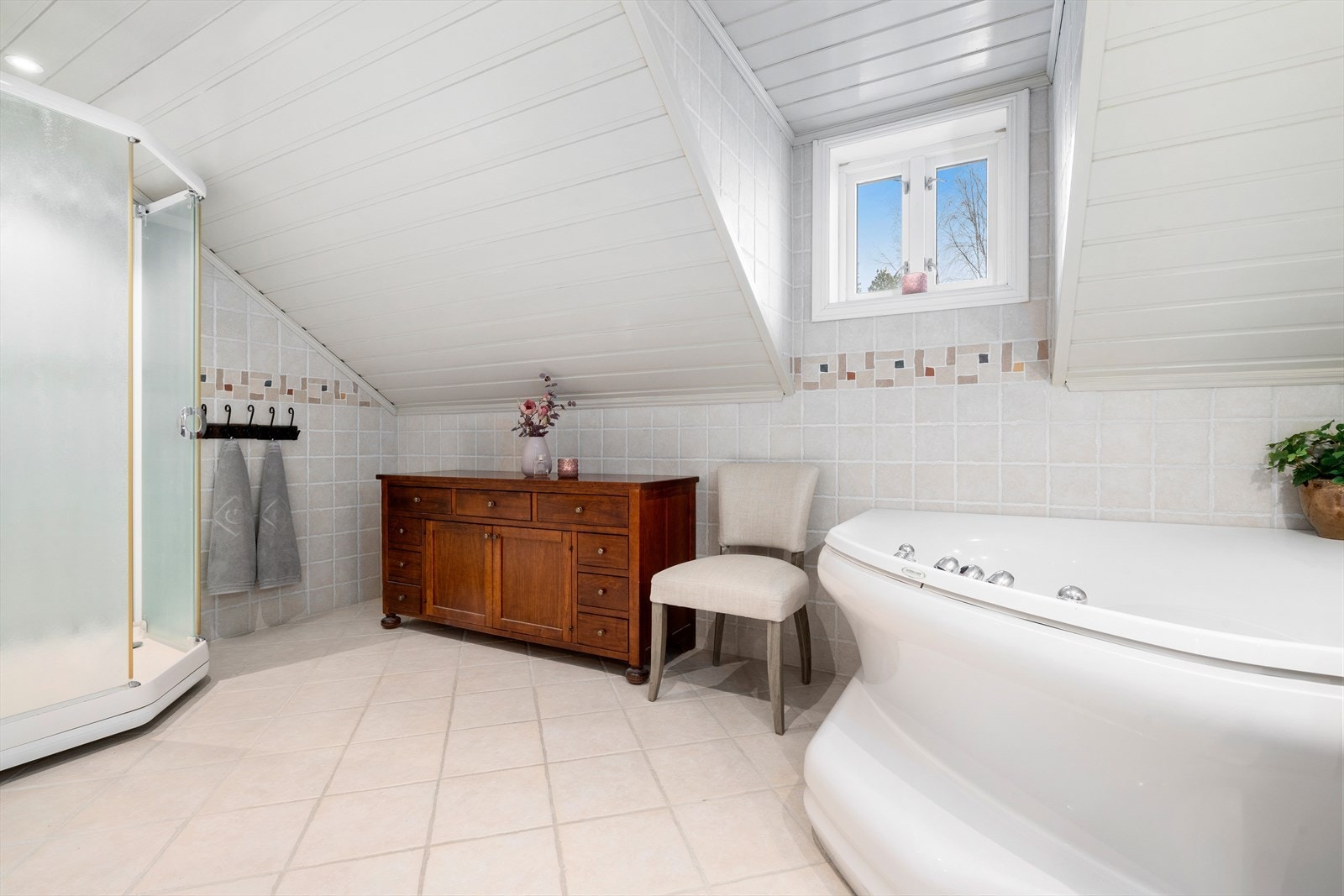 Badet er utstyrt med innredning med 2 nedfelte servanter, toalett, badekar i hjørne og dusjkabinett. Badene må oppgraderes for å tåle normal bruk etter dagens krav. Galleribilde