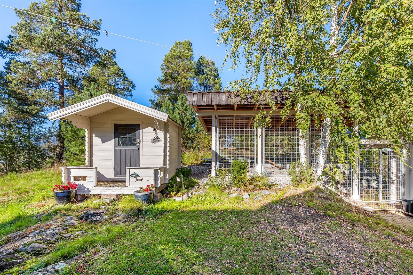 Det er satt opp en bod/dukkestue og hundegård. Galleribilde