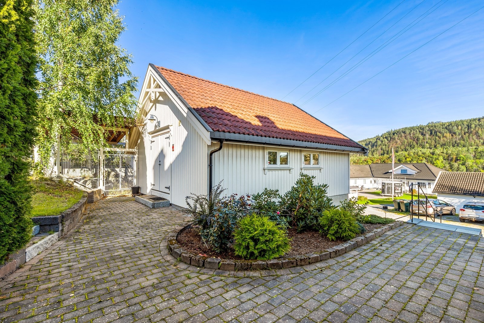 Skifertrapp fra garasje opp til loftetasjen over garasje og hundegård Galleribilde