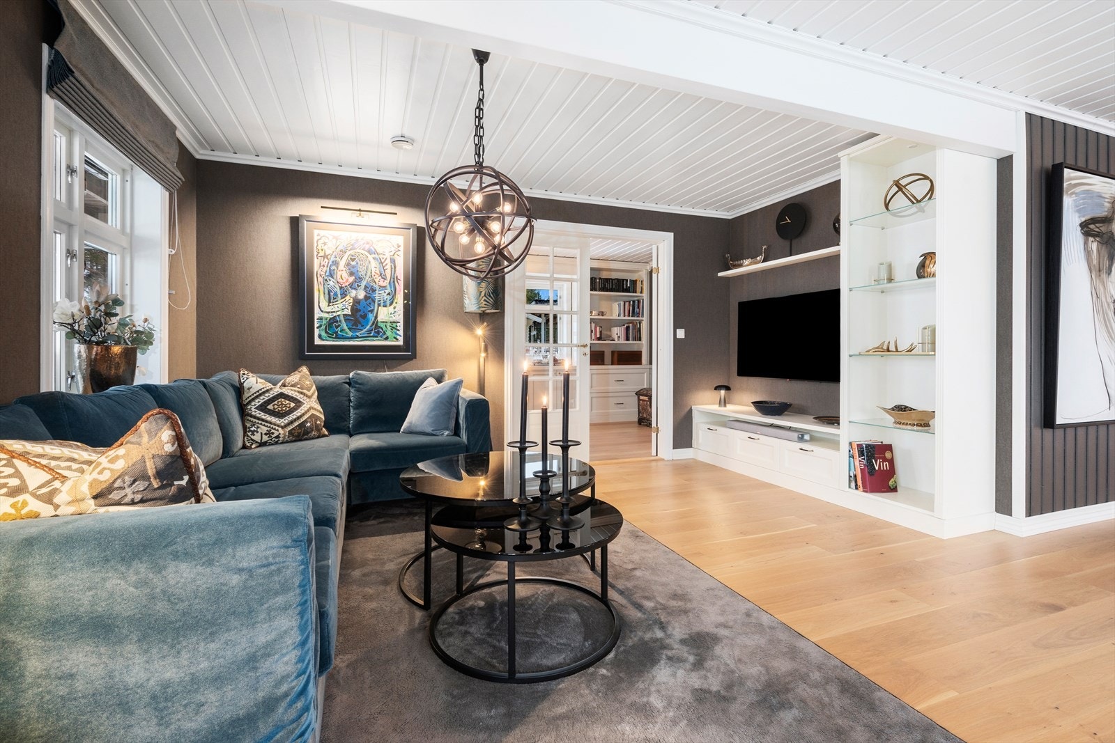 Den gjennomtenkte planløsningen passer perfekt for familien med 4 soverom, 2 bad og vaskerom. Galleribilde