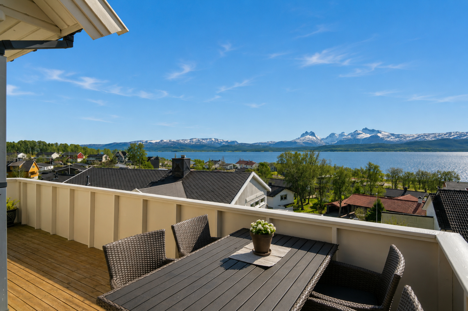 Den store balkongen på 29 m² er en fantastisk forlengelse av stuen. Galleribilde