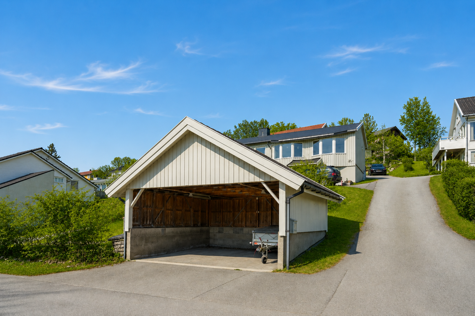 Til eiendommen hører en uisolert carport fra 2002, oppført i trekonstruksjon på støpt plate. Galleribilde