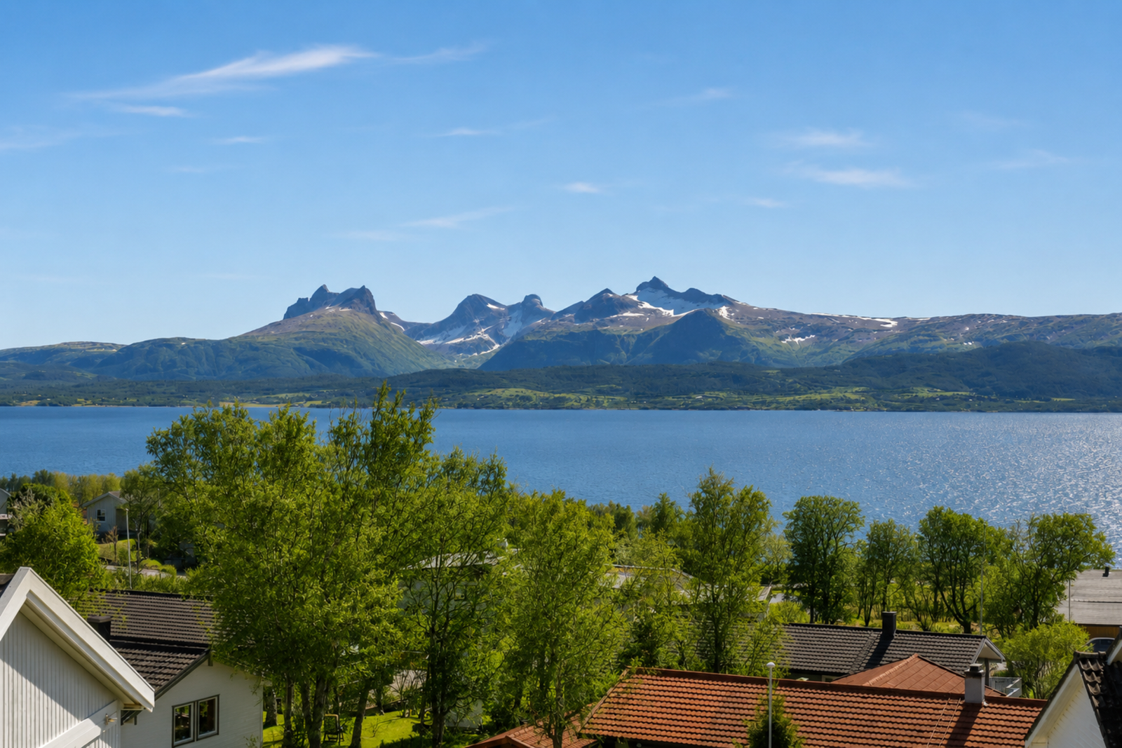Utsikten mot de majestetiske fjellene er et skue som endrer seg med lyset og årstidene. Galleribilde