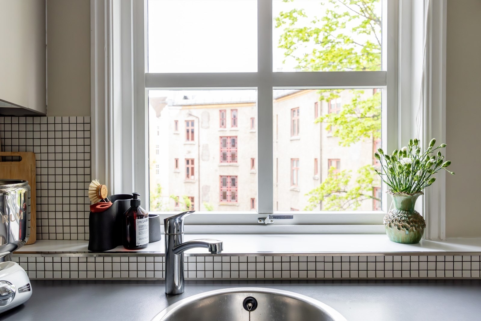 Innredningen består av glatte fronter, laminat benkeplate med nedfelt vaskekum og praktiske fliser over benkeplaten. Galleribilde