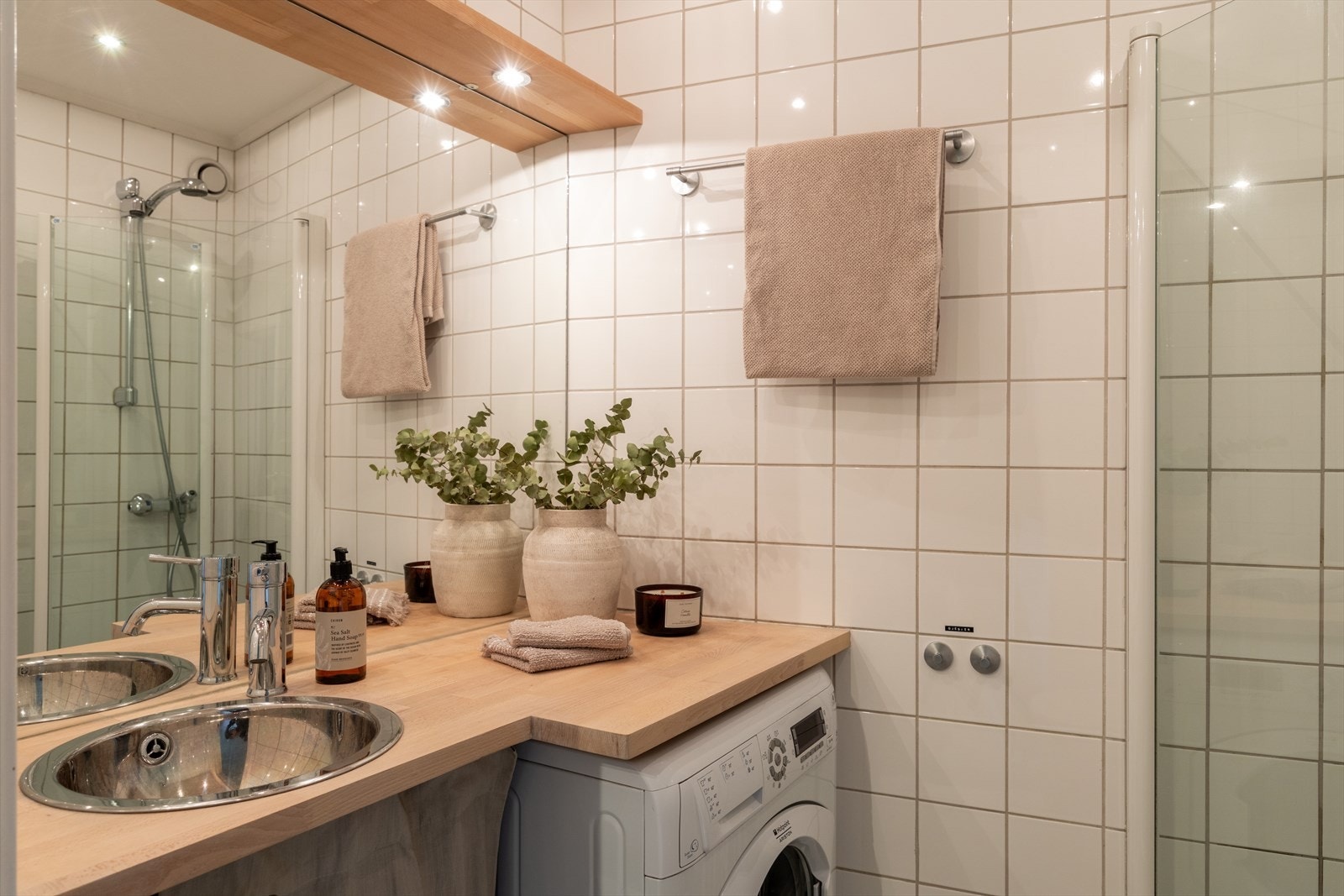Det er opplegg for vaskemaskin på badet og mekanisk avtrekk. Galleribilde