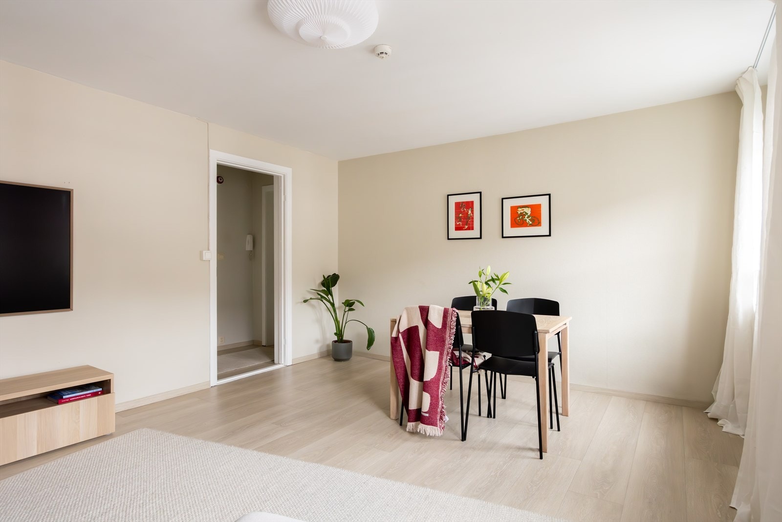 Det er også god plass til spisebord i stuen. Galleribilde