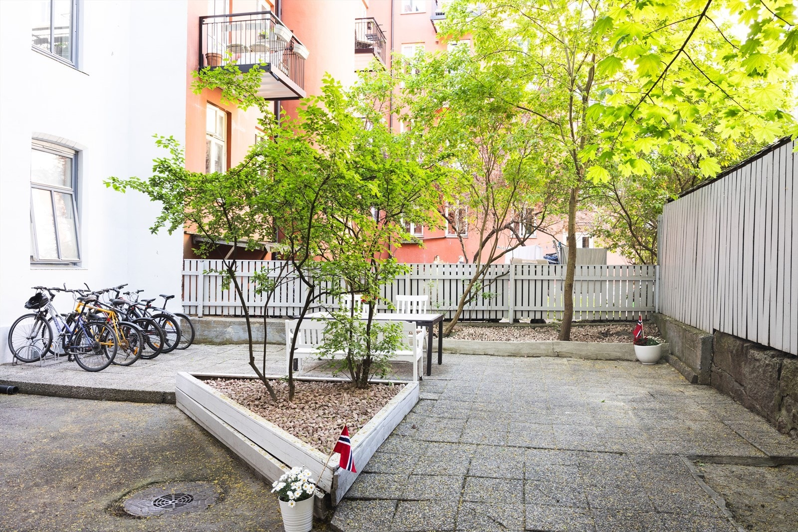 Hyggelig bakgård med sitteplasser og sykkelparkering. Galleribilde