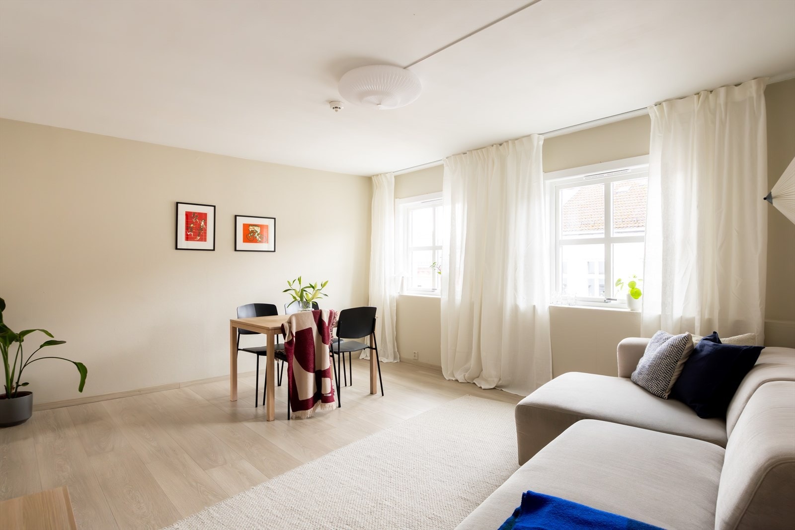 Her er det god plass til både sofakrok med sofabord og TV-løsning. Galleribilde