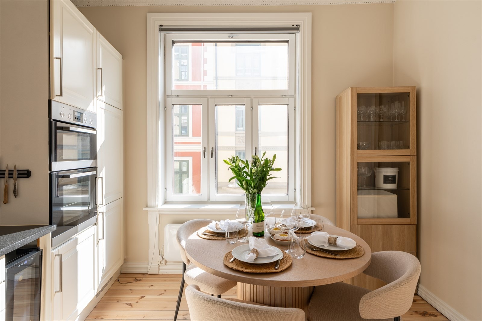 En hyggelig spiseplass på kjøkkenet, med plass til både frokost og middager. Galleribilde