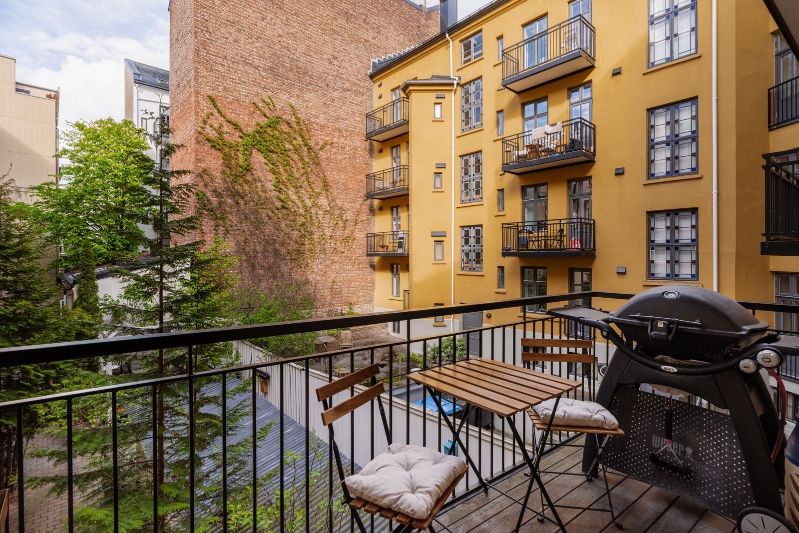 Til tross for leilighetens sentrale beliggenhet mellom St. Hanshaugen og Bislett, har boligen en hyggelig og skjermet balkong på ca. 5 m² med nordøstvendt orientering. Galleribilde