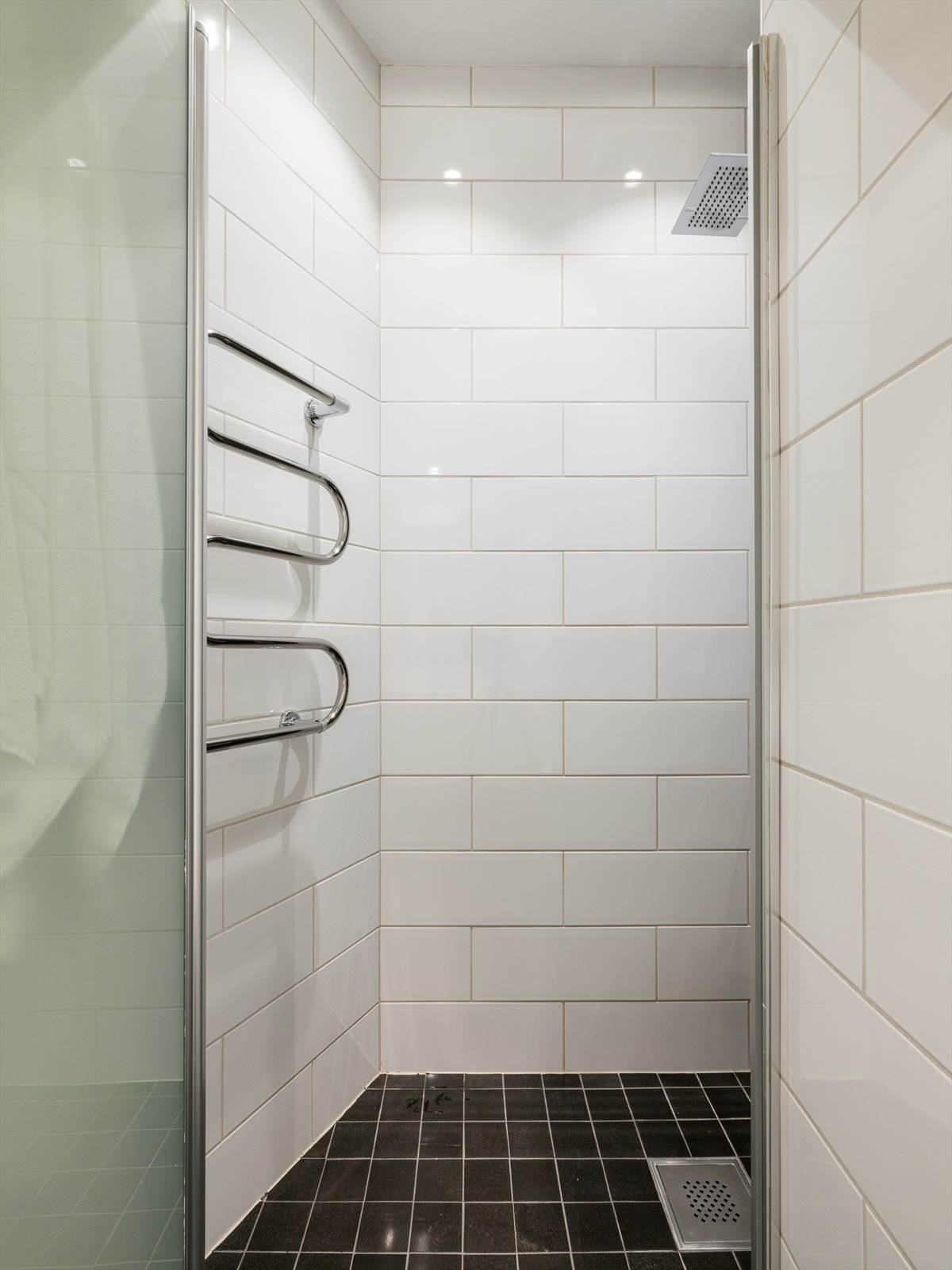 Badet har et praktisk dusjhjørne med svingbar glassdør. Galleribilde