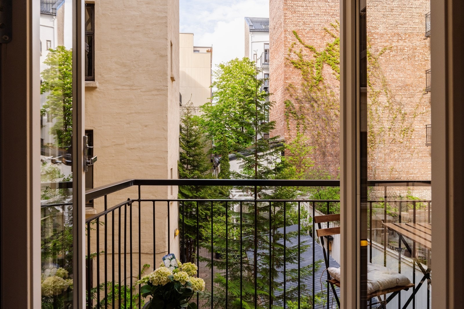Balkong på cirka 5 m² med utsikt over den felles bakgården. Balkongen nås fra hovedsoverommet. Galleribilde