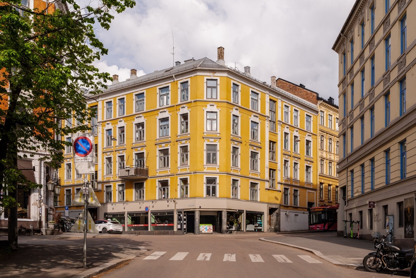 Klassisk hjørnegård fra 1896 med pusset fasade og sentral beliggenhet rett ved Bislett. Galleribilde