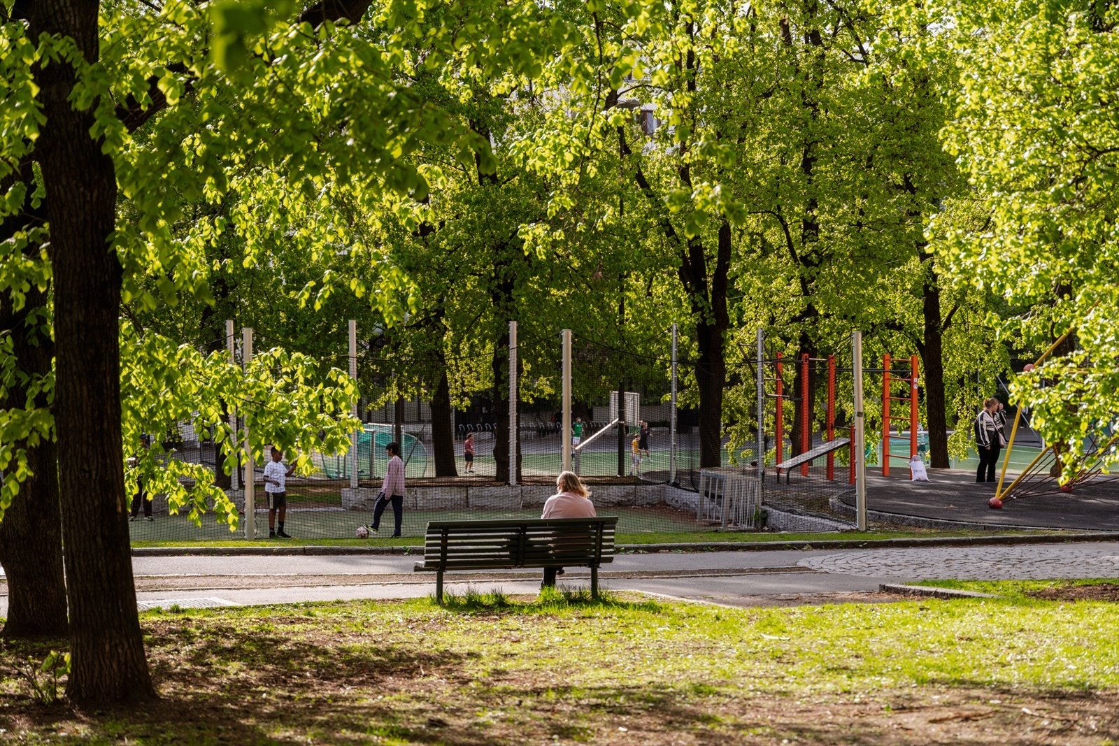 Nærområdet byr på flere grønne lunger, som St. Hanshaugen park og Stensparken, for rekreasjon og aktivitet. Galleribilde