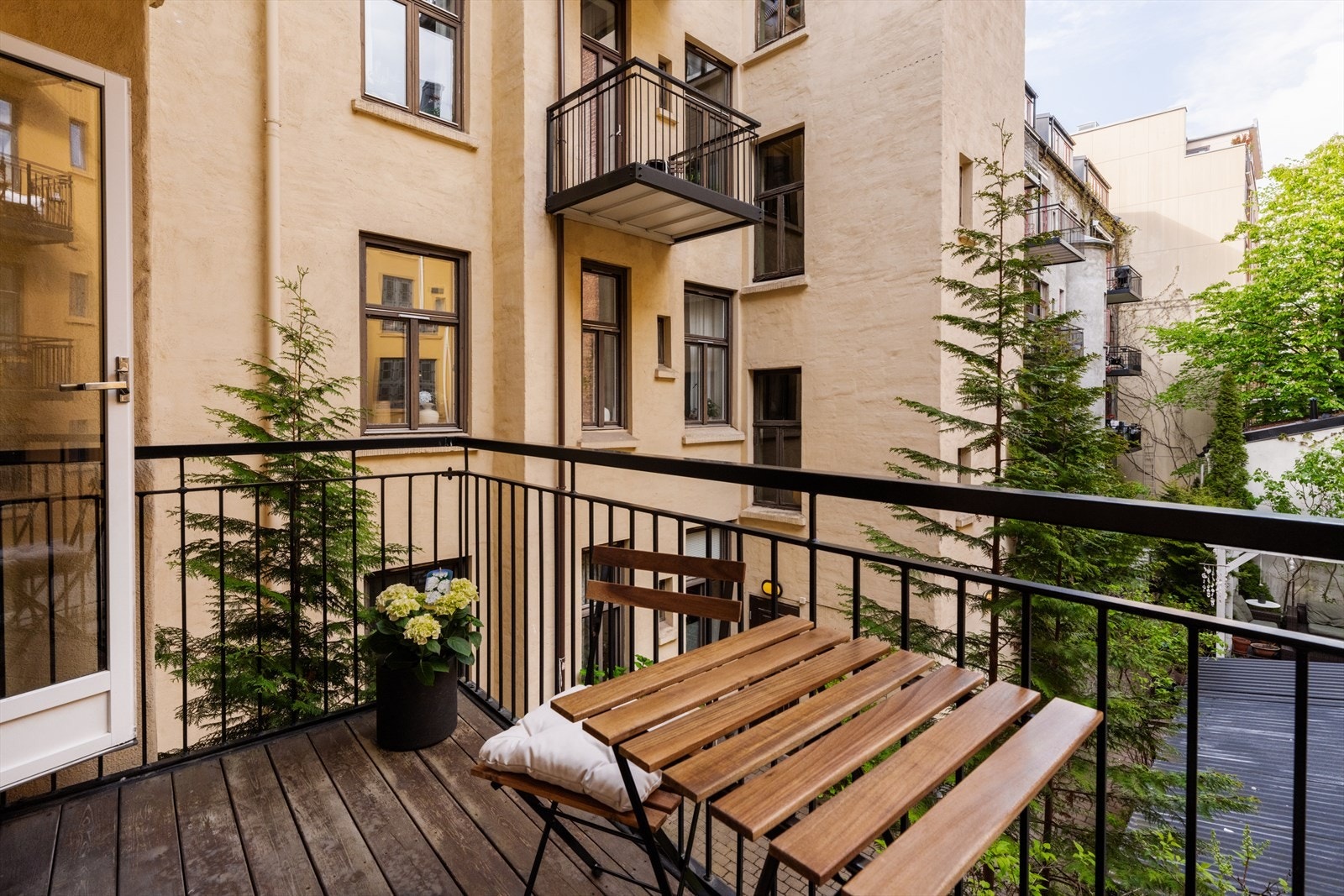 Balkongen er utført med terrassebord på gulvet og rekkverk i stål. Galleribilde