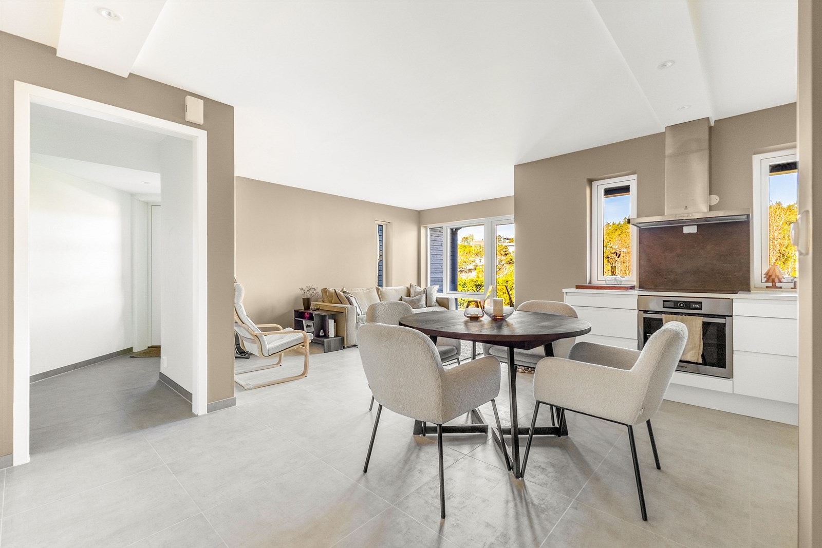 Stue og kjøkken har en åpen og praktisk løsning med gode oppholdssoner. Fra stue er det adkomst til nordvestvendt terrasse på ca. 35 m². Galleribilde