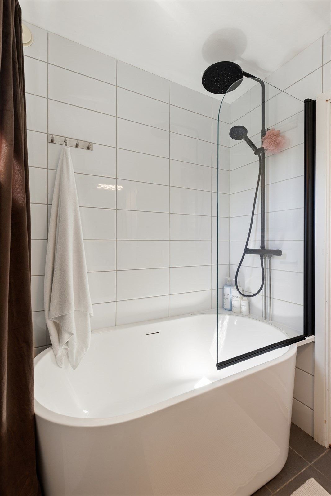 Baderommet er utstyrt med badekar (montert i 2024), baderomsmøbel med servant og gulvstående toalett. Galleribilde