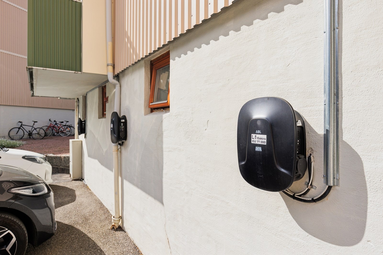 Borettslaget har tilrettelagt for elbillading. Galleribilde