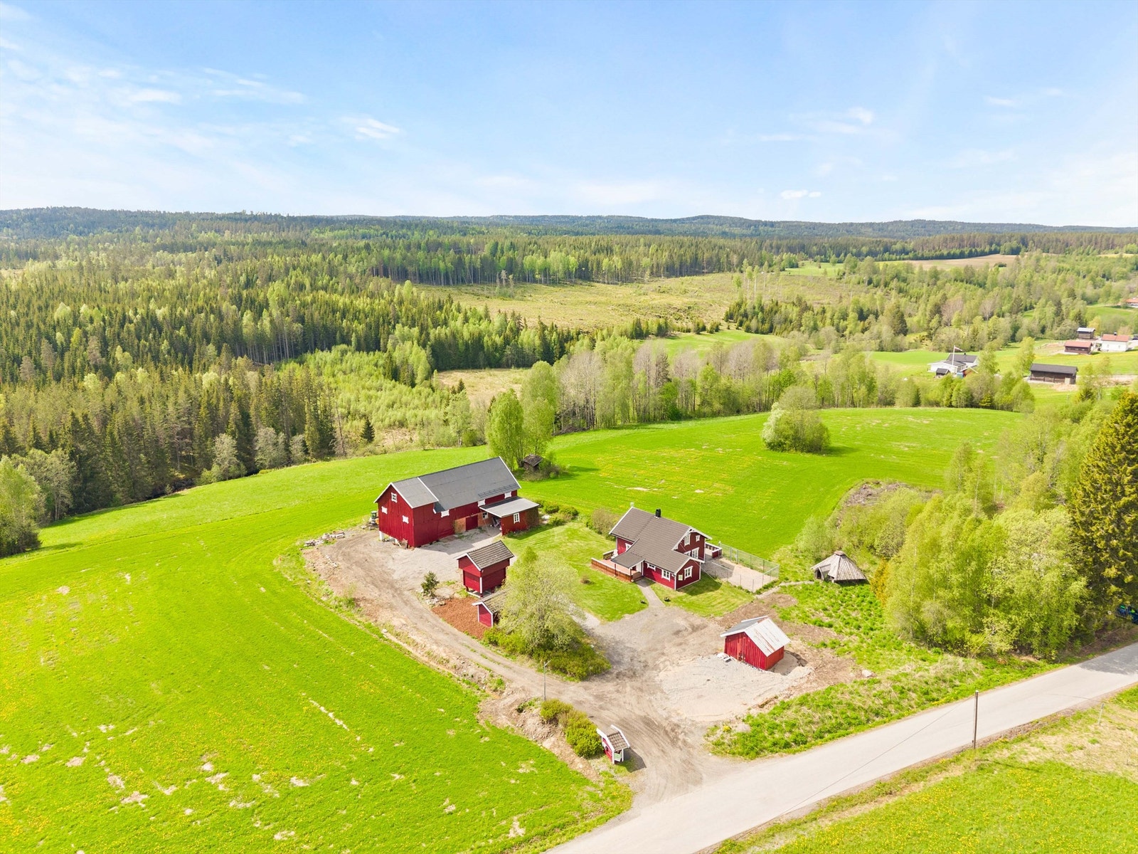 Eiendomsmegler Krogsveen v. Frida Tørrishaug har gleden av å ønske velkommen til Sjølivegen 640! Galleribilde