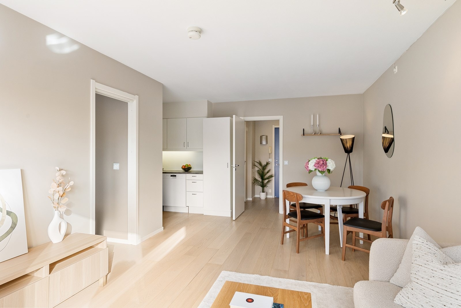 I stuen er det god plass til spisebord, noe som skaper en hyggelig ramme for både hverdagsmåltider og besøk av familie og venner. Galleribilde