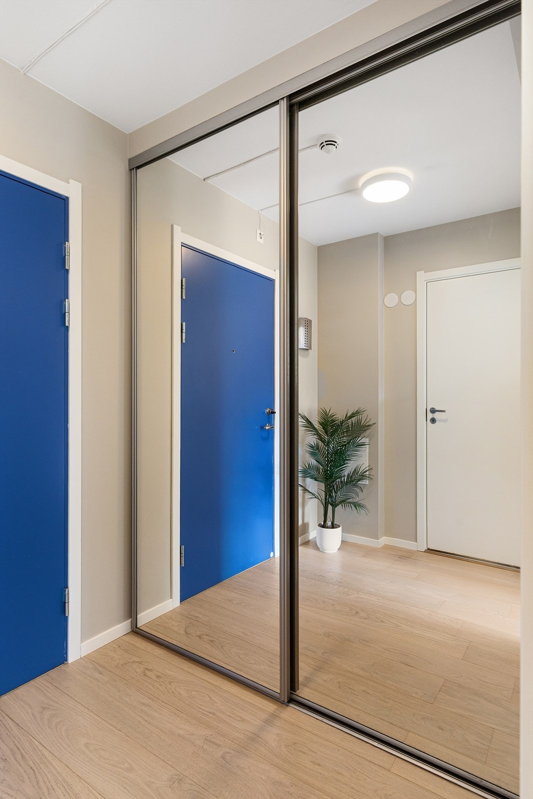 I gangen er det god plass til oppbevaring av yttertøy i den romslige skyvedørsgarderoben med speilfronter. Galleribilde