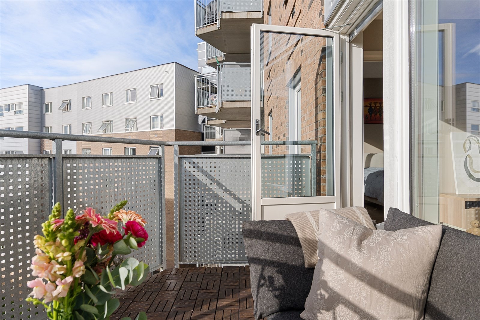 I vår- og sommerhalvåret blir balkongen en naturlig forlengelse av stuen, perfekt for hyggelige stunder med familie og venner. Galleribilde