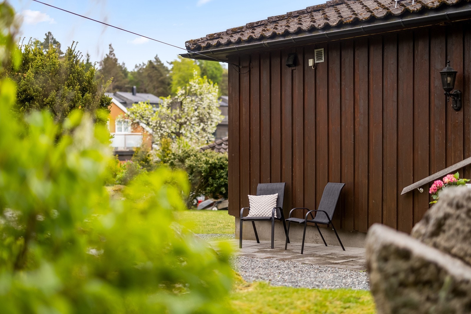 Koselige og usjenerte uteplasser finnes flere steder på eiendommen. Galleribilde