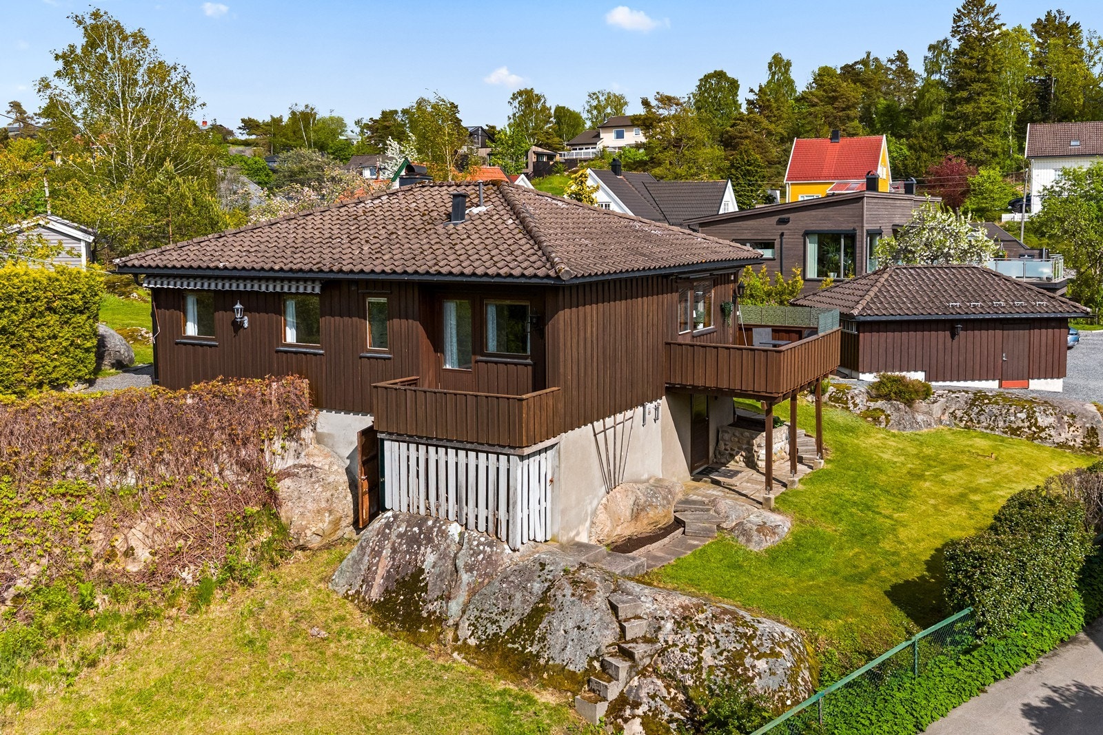 Boligen ligger i Gluppe, et rolig og etablert boligområde ca 7 minutters kjøring fra sentrum. Galleribilde
