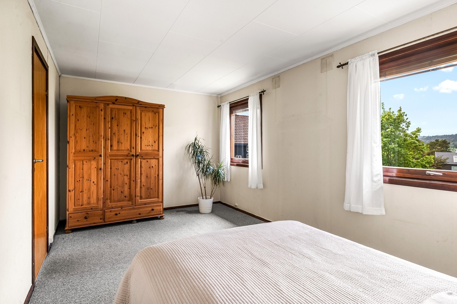 Soverom 2 har garderobeskap og godt med lys og plass. Galleribilde