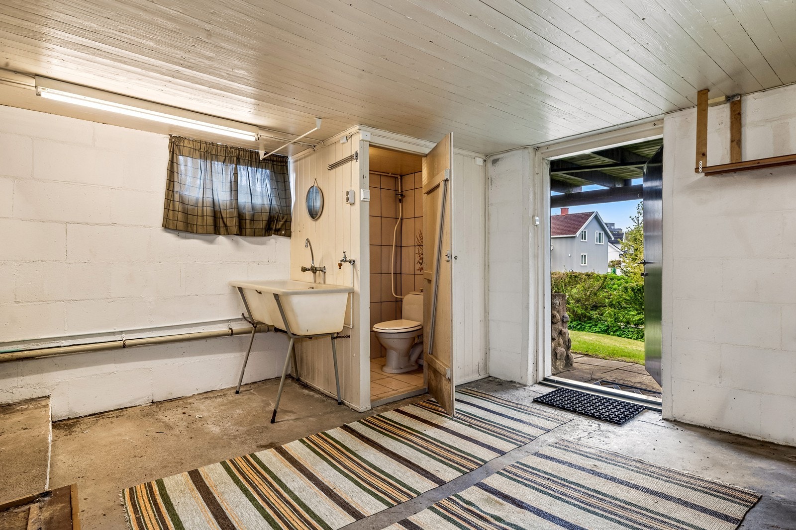 I kjelleretasjen er det rom som tidligere har vært benyttet som vaskerom. I tillegg er det lite toalett. Det er også krypkjeller under huset. Galleribilde