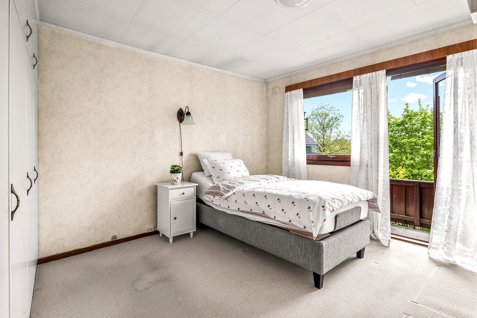 Foreldresoverommet har plassbygget garderobeskap, antatt fra byggeåret på tilbygget. Utgang til lufteveranda mot vest. Galleribilde