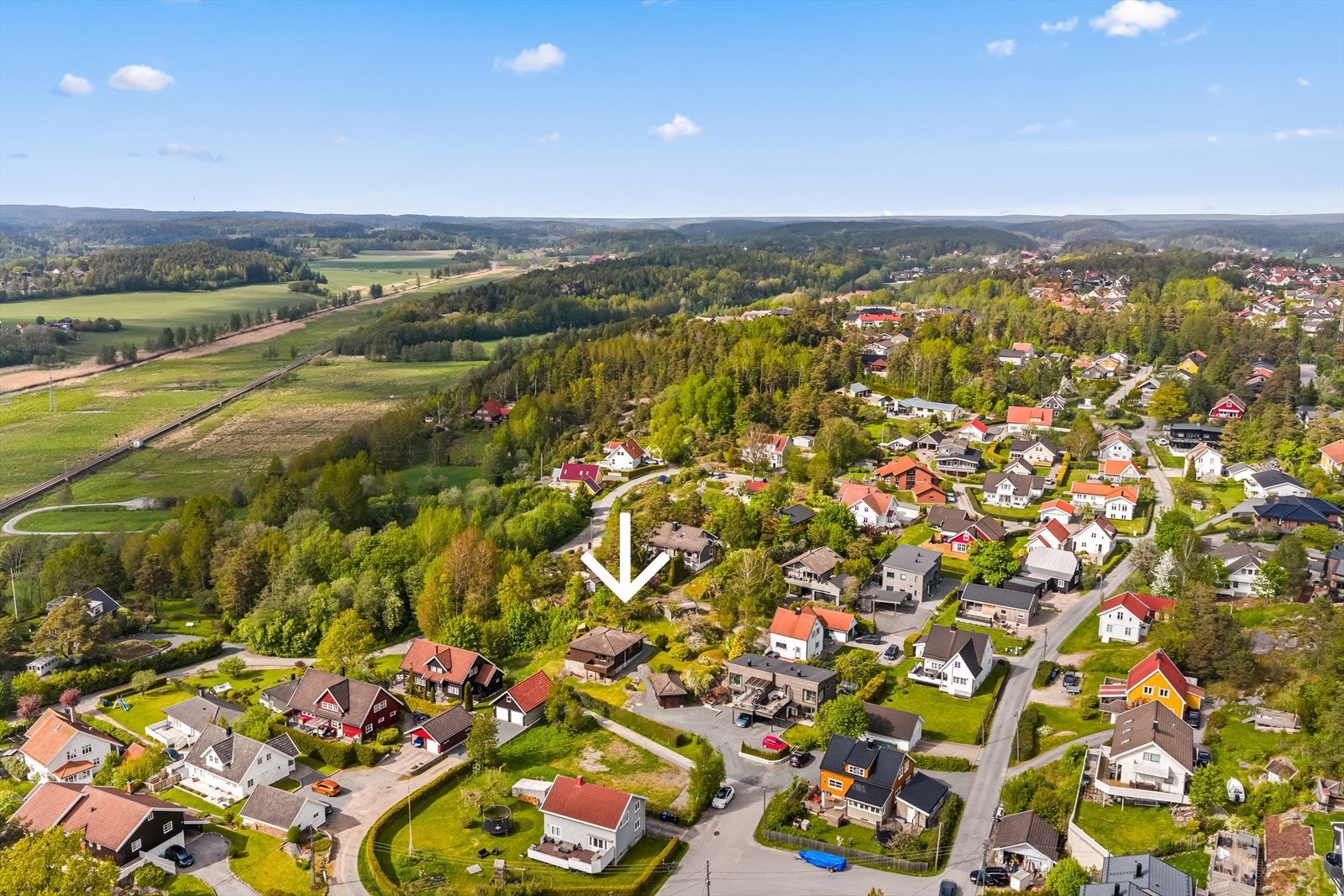 Nærmeste bussholdeplass er Pettersand Pettersandåsen, kun fire minutters gange unna. Galleribilde