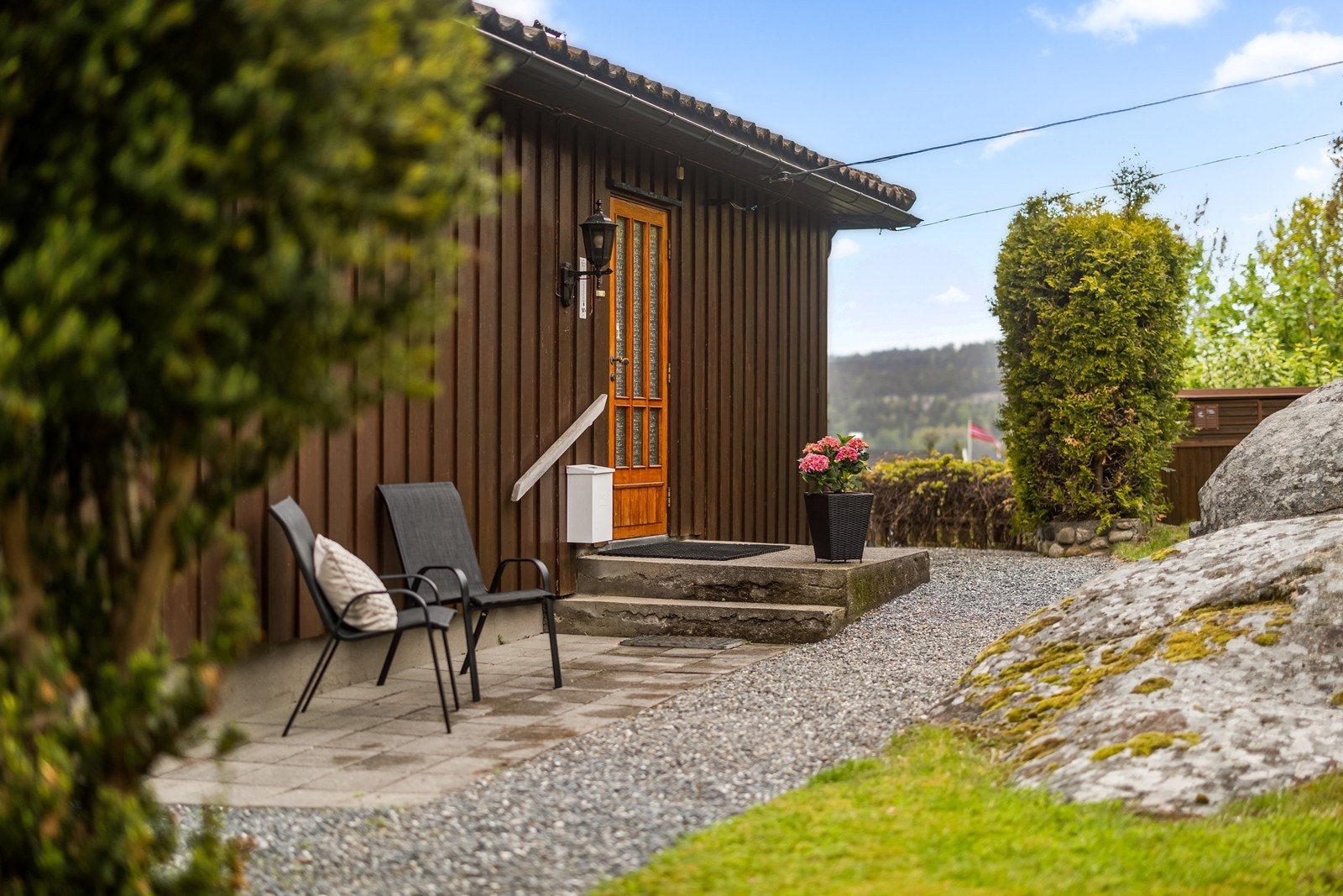 Ved inngangspartiet er det betongheller og -trapp. Galleribilde
