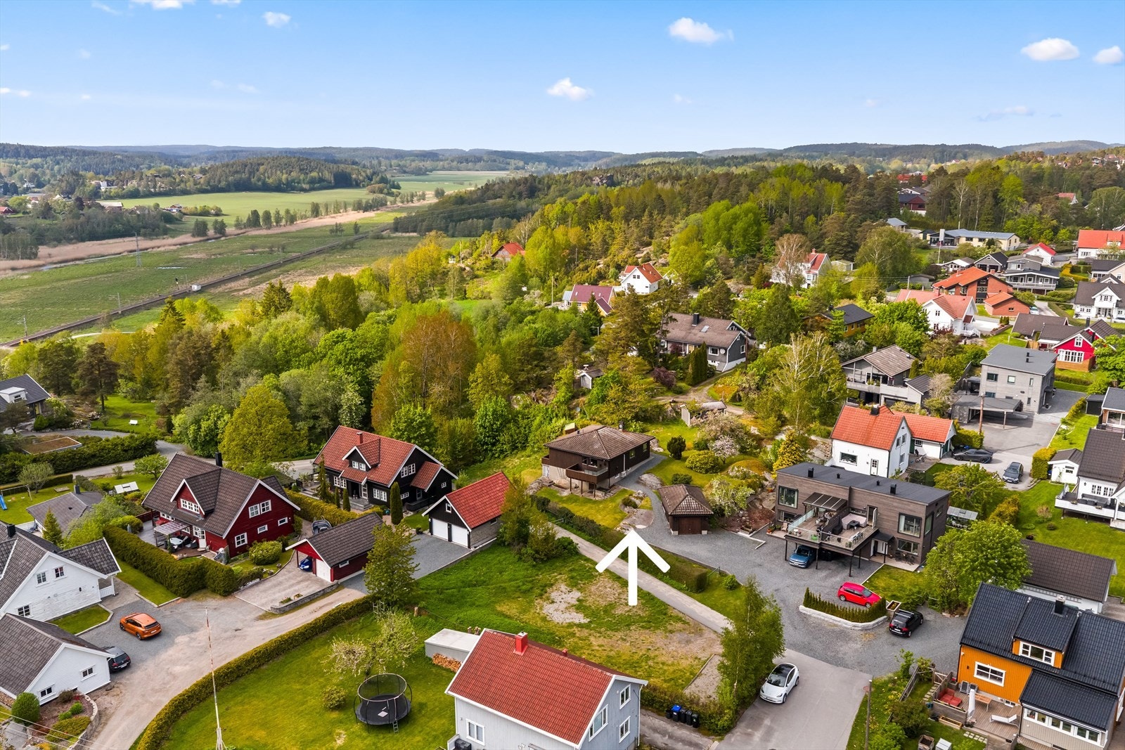 Eiendommen ligger i et område som oppleves som trygt, med lite støy og trafikk. Galleribilde