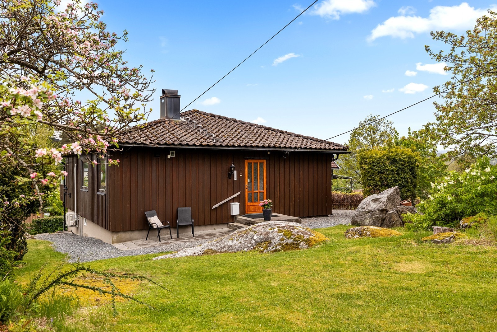 Boligen er plassert på det høyeste punktet av den skrånende tomten og er usjenert og med fine sol og utsiktforhold. Galleribilde
