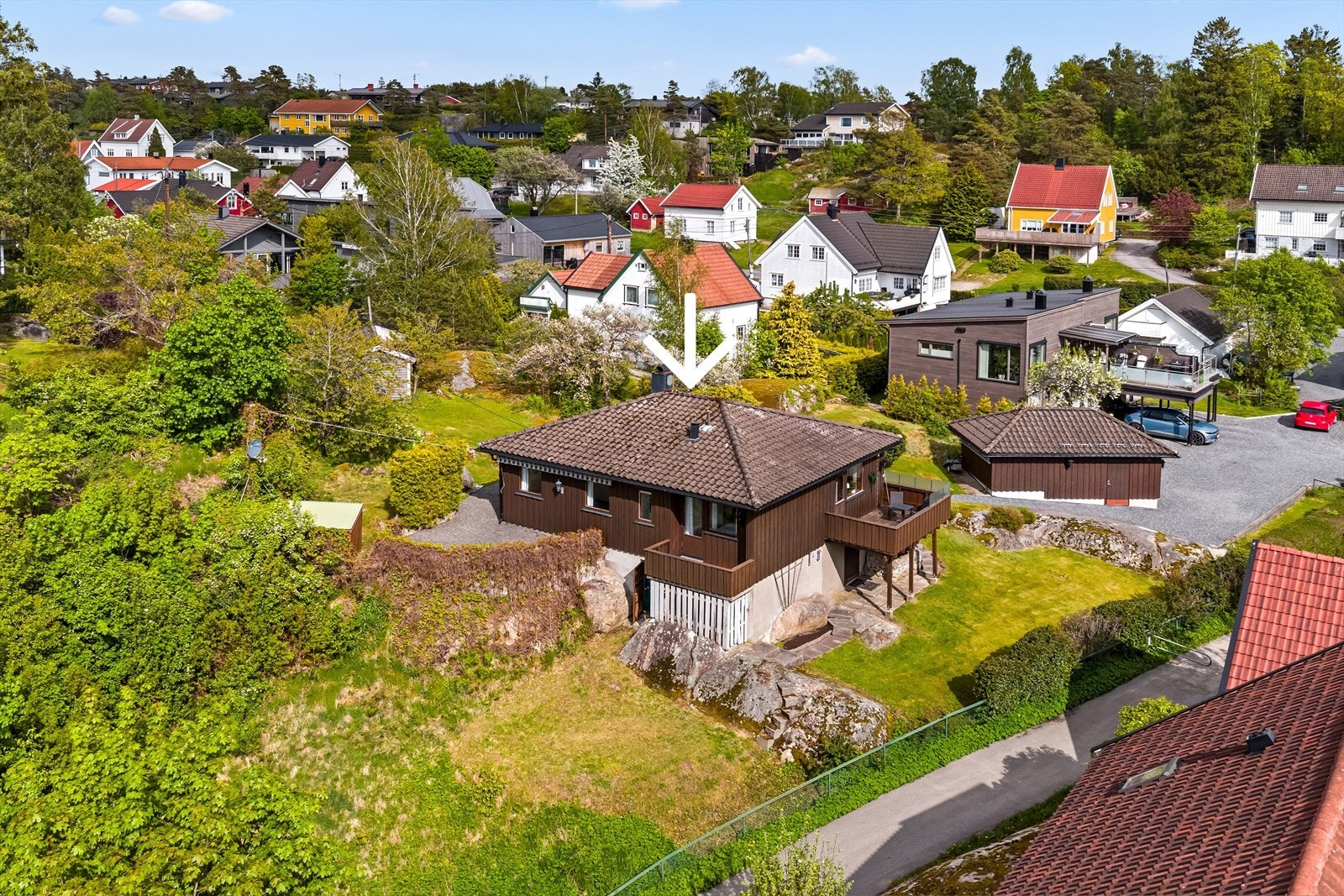 Boligen har stor tomt på i overkant av 1200 kvm og i tillegg til boligen er det også enkeltgarasje. Galleribilde