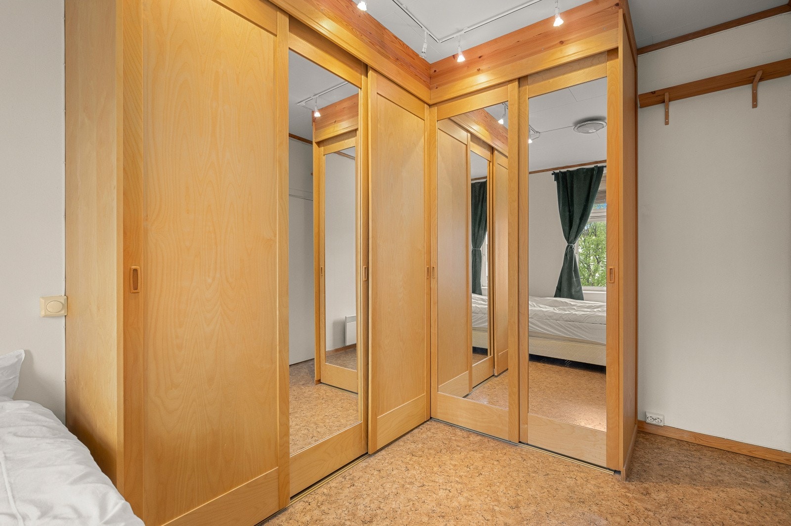 Det er mye lagringsplass i skyvedørsgarderobe på soverommet. Galleribilde