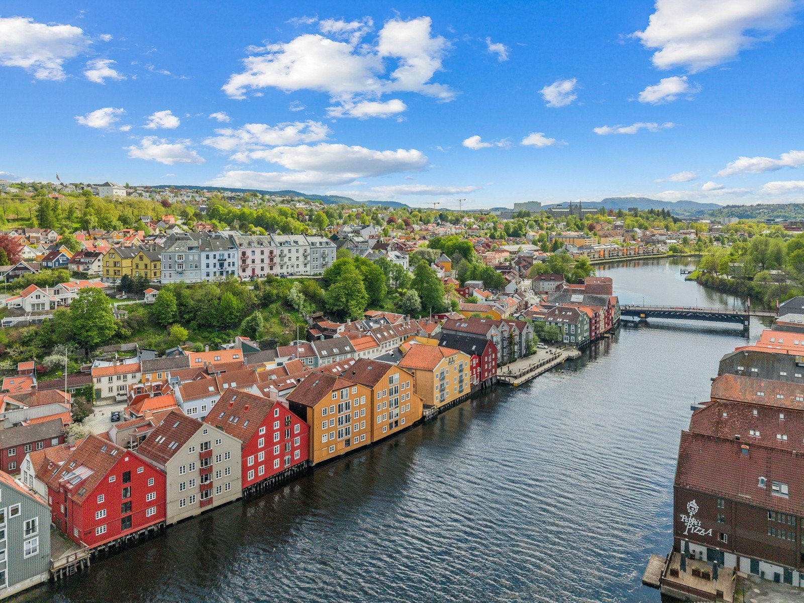 2 minutters gange fra leiligheten så er man ved Bryggerekken på bakklandet. Et svært koslig område preget av gammel trehusbebyggelse og ærverdige bygårder. Galleribilde