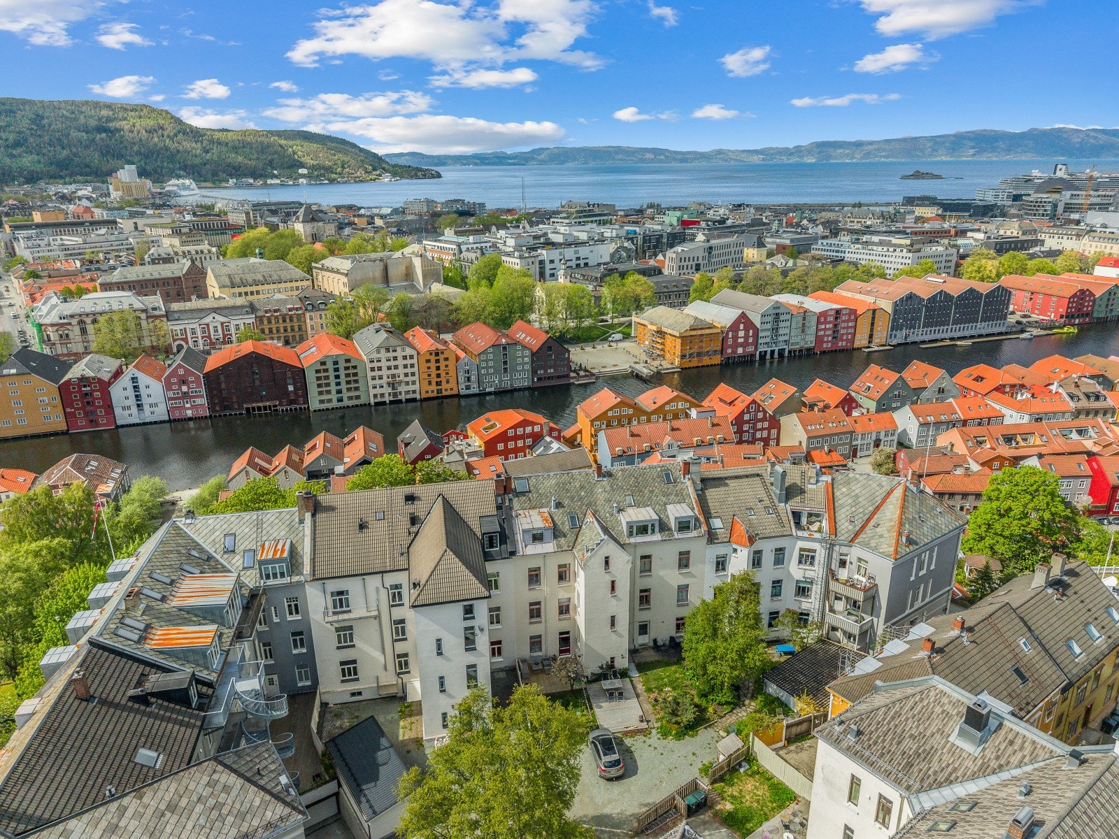Det er kort vei til alle fasiliteter og de store skolene kan nås på kort tid. Galleribilde