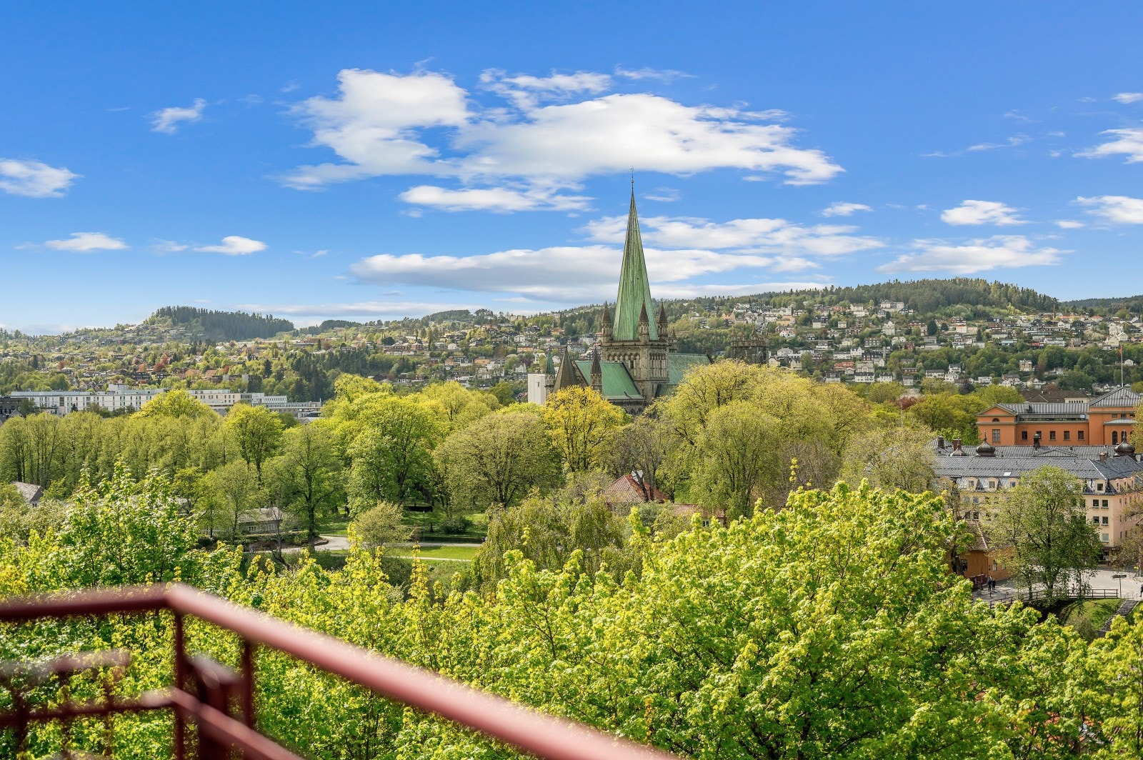 Leiligheten har vid panorama med Nidarosdomen, Nidelva, Bryggerekken, Trondheimsfjorden og midtbyen som kjente landemerker. Galleribilde