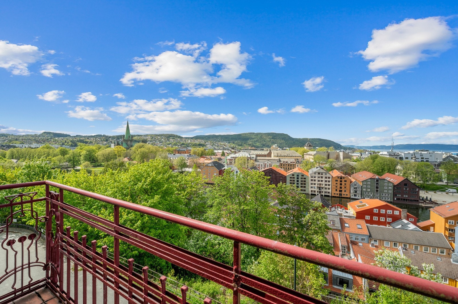 Herlig utsikt fra balkongen med utsikt over kjente landemerker i Trondheim. Det er kort vei til alle fasiliteter og severdigheter i Midtbyen. Galleribilde