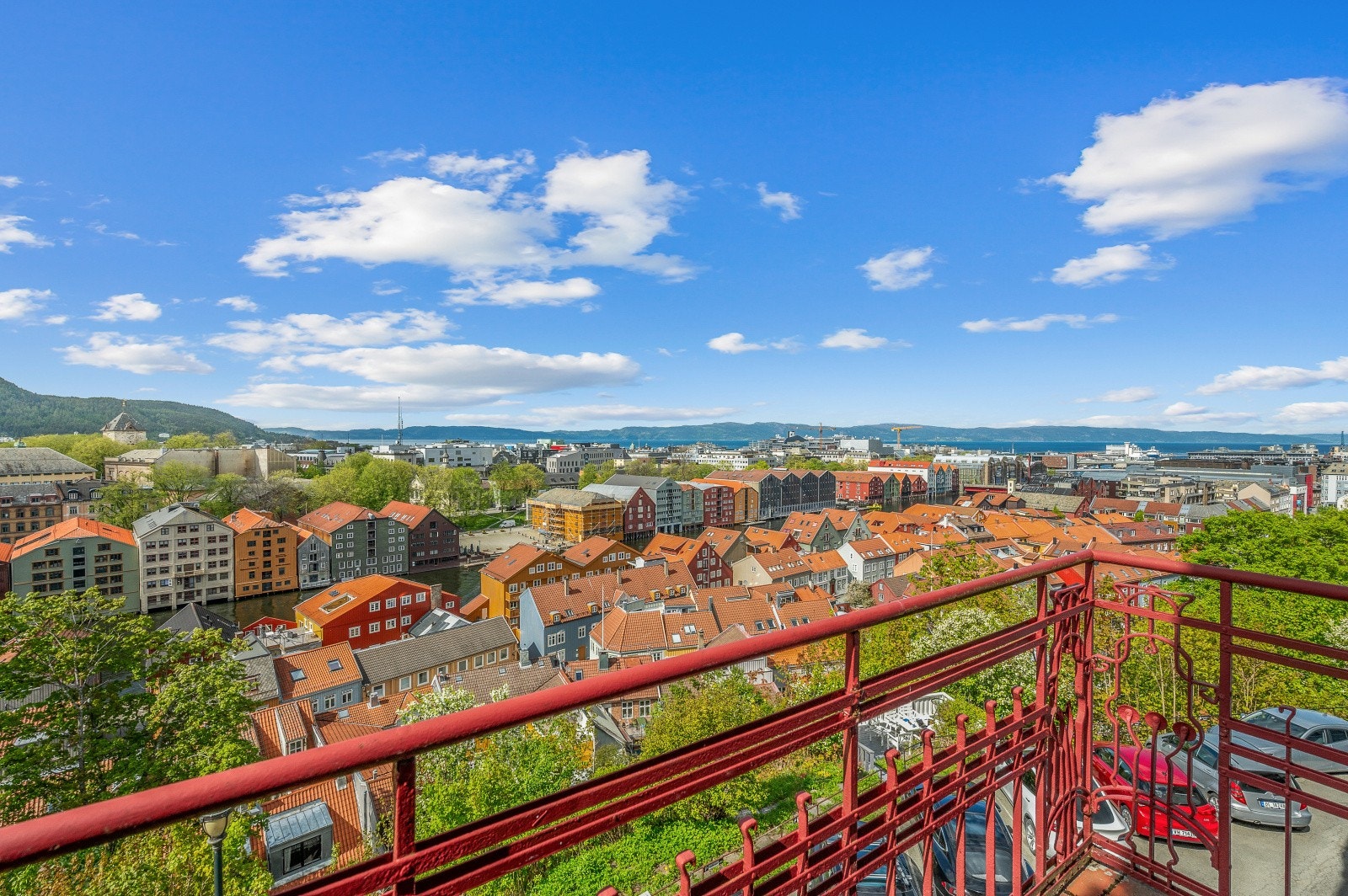 Her har man ypperlige solforhold med sol på ettermiddag og kveld. Orkesterplass til solnedgangen på midtsommers. Galleribilde