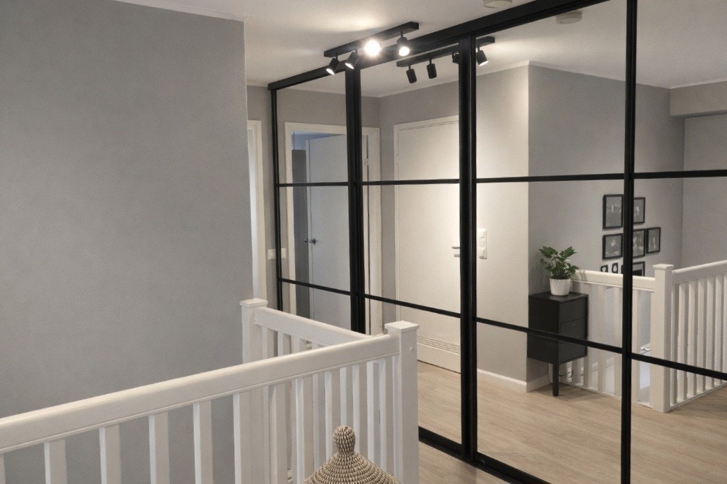 Gang i 2.etasje med stor skyvedørsgarderobe Galleribilde
